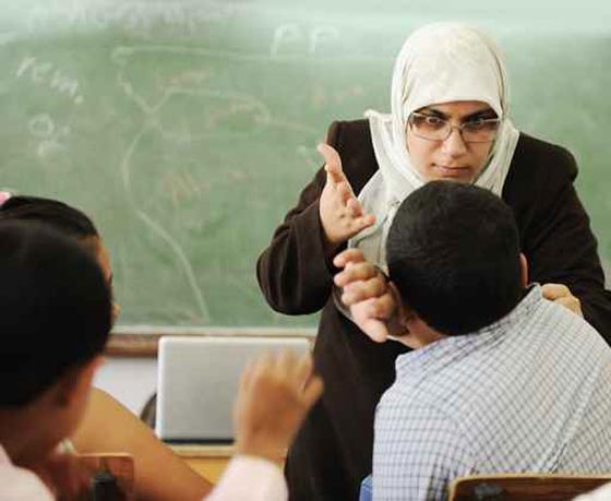 طالب في العاشرة يقدم لمعلمته 