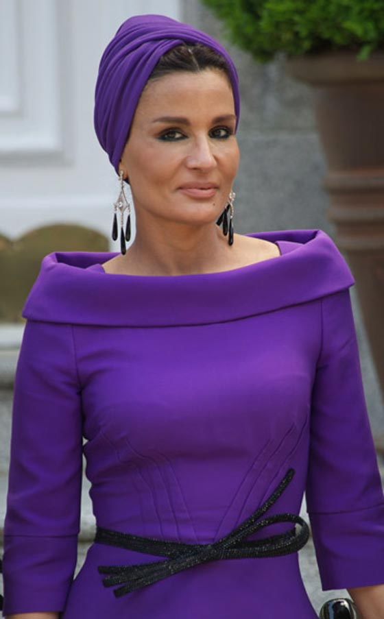 الشيخة موزة بالمايوه على شاطئ البحر تثير حالة ارتباك!  صورة رقم 7