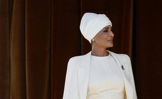 الشيخة موزة بالمايوه على شاطئ البحر تثير حالة ارتباك!  صورة رقم 12