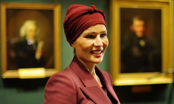 الشيخة موزة بالمايوه على شاطئ البحر تثير حالة ارتباك!  صورة رقم 9