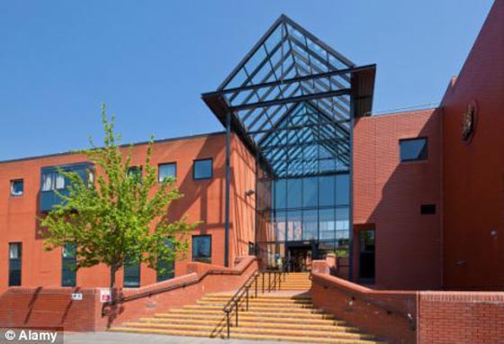 أغوى فتاة مسلمة بممارسة الرذيلة معه ثم ابتز منها ذهب والدتها  صورة رقم 2