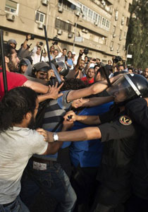 الشاطر تصف المعارضين بالكلاب المسعورة التي ستحرق مصر صورة رقم 1