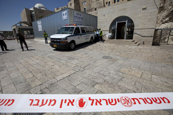 القدس: رجل يهتف الله أكبر ويتلقى عشر رصاصات في صدره! صورة رقم 4 القدس: رجل يهتف الله أكبر ويتلقى عشر رصاصات في صدره! صورة رقم 4