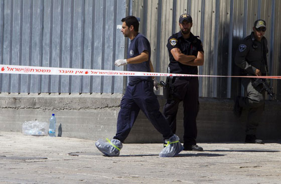 القدس: رجل يهتف الله أكبر ويتلقى عشر رصاصات في صدره! صورة رقم 2 القدس: رجل يهتف الله أكبر ويتلقى عشر رصاصات في صدره! صورة رقم 2