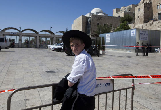 القدس: رجل يهتف الله أكبر ويتلقى عشر رصاصات في صدره! صورة رقم 8 القدس: رجل يهتف الله أكبر ويتلقى عشر رصاصات في صدره! صورة رقم 8