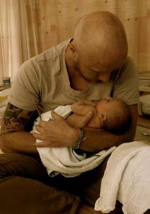 رزق بطفلة وأدهش الاطباء الذين أكدوا عقمه بعد علاج مكثف صورة رقم 1