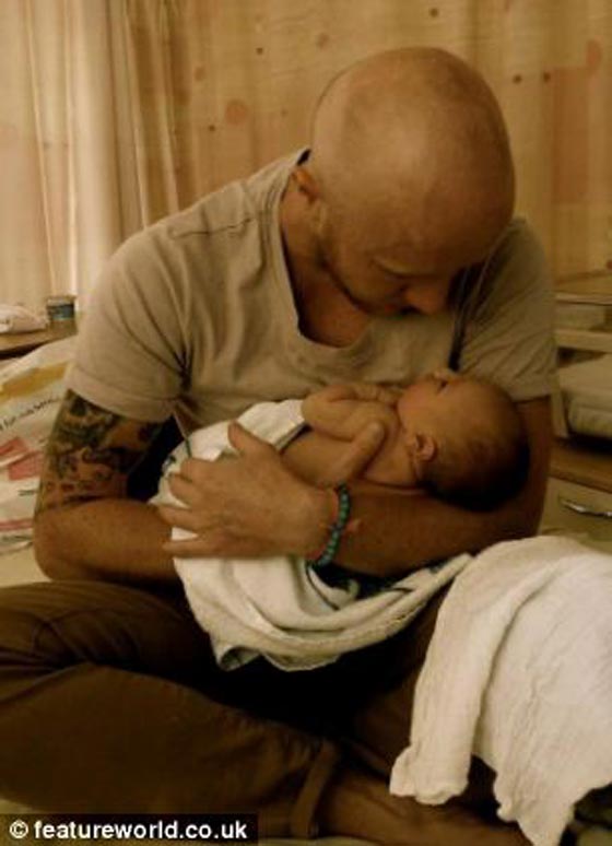 رزق بطفلة وأدهش الاطباء الذين أكدوا عقمه بعد علاج مكثف صورة رقم 7 رزق بطفلة وأدهش الاطباء الذين أكدوا عقمه بعد علاج مكثف صورة رقم 7