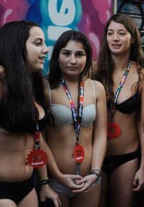 الملابس بالمجان تغري التشيكيات.. حتى خلع الملابس صورة رقم 1 الملابس بالمجان تغري التشيكيات.. حتى خلع الملابس صورة رقم 1