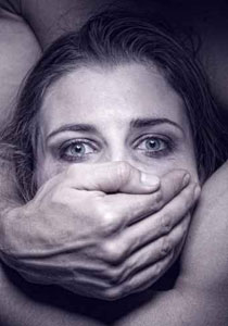 محاكمة رجل بتهمة احتجاز واغتصاب زوجته وقطع جزء من ذراعها صورة رقم 1