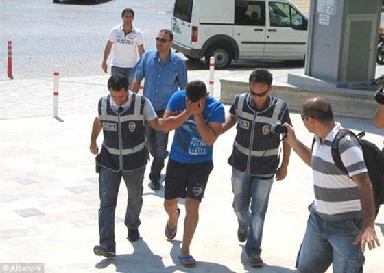 سائح بريطاني يتعرض للطعن والتجريد من ملابسه في تركيا صورة رقم 3 سائح بريطاني يتعرض للطعن والتجريد من ملابسه في تركيا صورة رقم 3