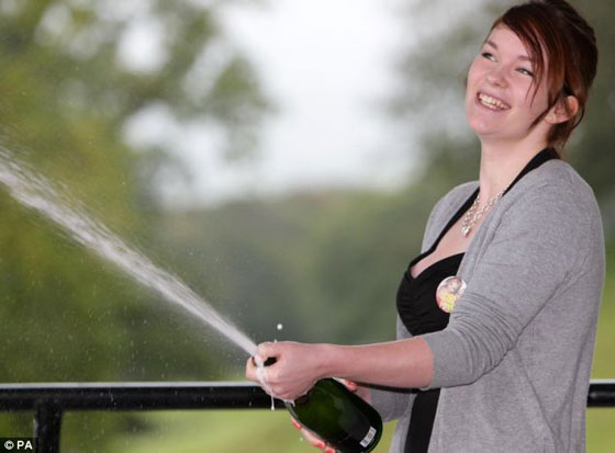 مراهق بريطاني يفوز بيانصيب 22 مليون جنيه ويتبرع به للأعمال الخيرية صورة رقم 4