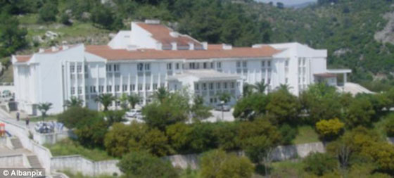 تركيا: الشرطة تكشف سبب طعن شاب بريطاني وأنه تبادل قبلة مع فتاة صورة رقم 2 تركيا: الشرطة تكشف سبب طعن شاب بريطاني وأنه تبادل قبلة مع فتاة صورة رقم 2