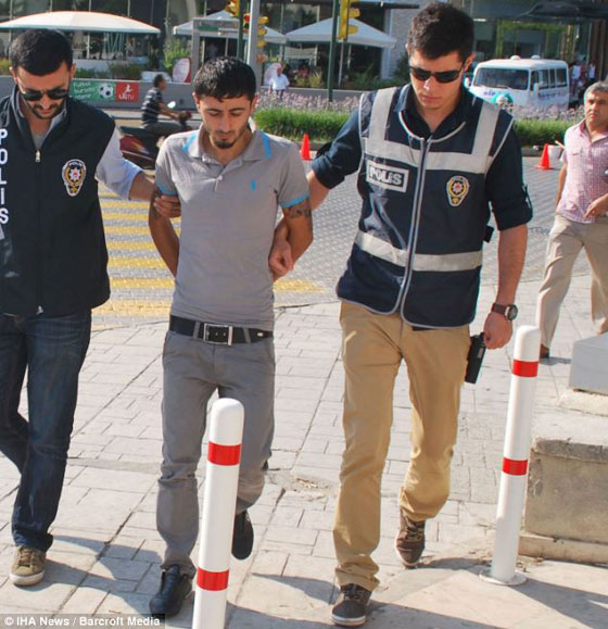 تركيا: الشرطة تكشف سبب طعن شاب بريطاني وأنه تبادل قبلة مع فتاة صورة رقم 3 تركيا: الشرطة تكشف سبب طعن شاب بريطاني وأنه تبادل قبلة مع فتاة صورة رقم 3