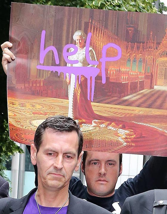 صور: اب يخرّب عمدا لوحة بريطانية شهيرة مطالبا بحضانة ابنه صورة رقم 4 صور: اب يخرّب عمدا لوحة بريطانية شهيرة مطالبا بحضانة ابنه صورة رقم 4