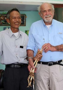 طبيب امريكي يعيد لجندي فيتنامي يده المبتورة منذ 35 عاما صورة رقم 2