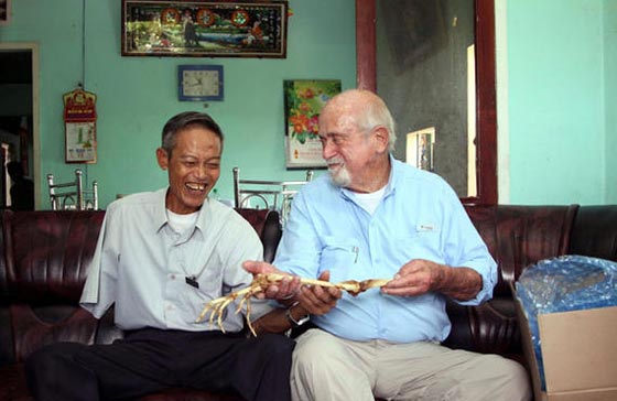 طبيب امريكي يعيد لجندي فيتنامي يده المبتورة منذ 35 عاما صورة رقم 8 طبيب امريكي يعيد لجندي فيتنامي يده المبتورة منذ 35 عاما صورة رقم 8