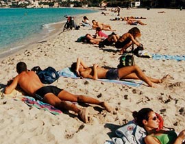 ايطاليا:500 يورو غرامة لمن ترتدي مايوه بكيني وملابس شبه منزوعة صورة رقم 1