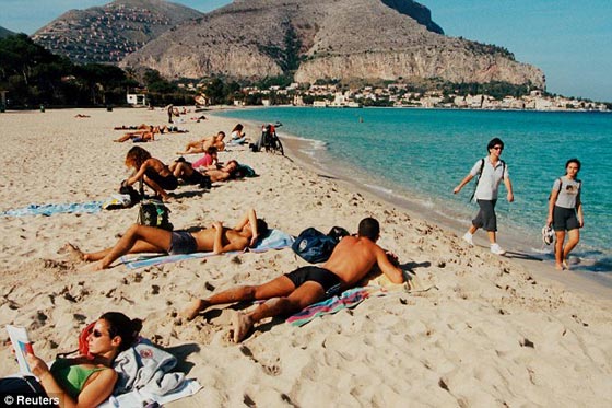 ايطاليا:500 يورو غرامة لمن ترتدي مايوه بكيني وملابس شبه منزوعة صورة رقم 3