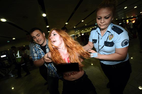 منزوعة الصدر تتظاهر في مطار اسطنبول ضد منزوعة الصدر تتظاهر في مطار اسطنبول ضد