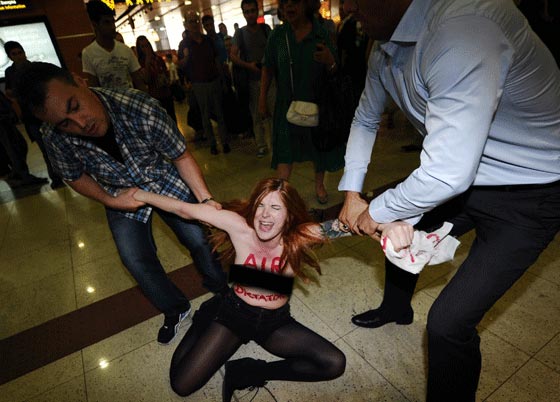 منزوعة الصدر تتظاهر في مطار اسطنبول ضد منزوعة الصدر تتظاهر في مطار اسطنبول ضد