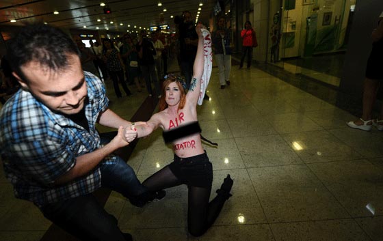 منزوعة الصدر تتظاهر في مطار اسطنبول ضد منزوعة الصدر تتظاهر في مطار اسطنبول ضد