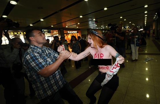 منزوعة الصدر تتظاهر في مطار اسطنبول ضد منزوعة الصدر تتظاهر في مطار اسطنبول ضد