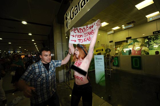 منزوعة الصدر تتظاهر في مطار اسطنبول ضد منزوعة الصدر تتظاهر في مطار اسطنبول ضد