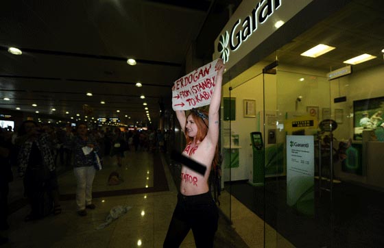 منزوعة الصدر تتظاهر في مطار اسطنبول ضد منزوعة الصدر تتظاهر في مطار اسطنبول ضد