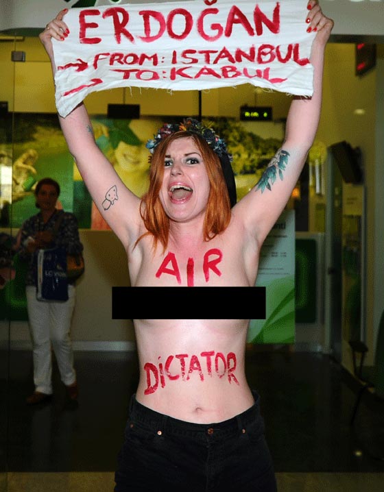 منزوعة الصدر تتظاهر في مطار اسطنبول ضد منزوعة الصدر تتظاهر في مطار اسطنبول ضد