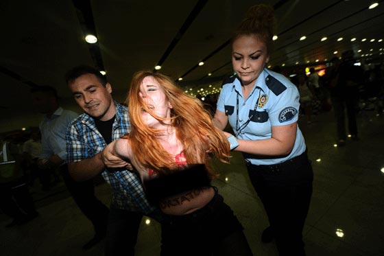 منزوعة الصدر تتظاهر في مطار اسطنبول ضد منزوعة الصدر تتظاهر في مطار اسطنبول ضد