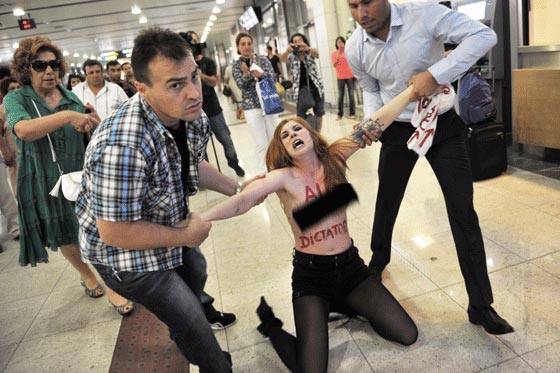 منزوعة الصدر تتظاهر في مطار اسطنبول ضد منزوعة الصدر تتظاهر في مطار اسطنبول ضد