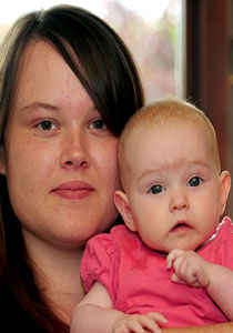 عامل قطار يهين أم طالبا منها ارضاع طفلتها في المرحاض صورة رقم 1