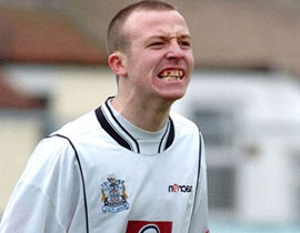 لاعب كرة انجليزي يدعو لمهاجمة المساجد وتقطيع رؤوس الاطفال صورة رقم 1