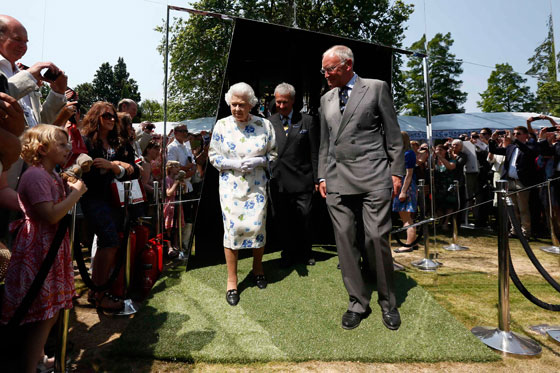 طفلة تقنع الملكة اليزابيث أن تتصور معها ومع دبدوبها في القصر الملكي صورة رقم 4