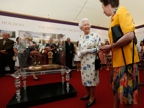 طفلة تقنع الملكة اليزابيث أن تتصور معها ومع دبدوبها في القصر الملكي صورة رقم 6