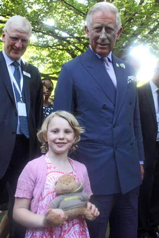 طفلة تقنع الملكة اليزابيث أن تتصور معها ومع دبدوبها في القصر الملكي صورة رقم 2