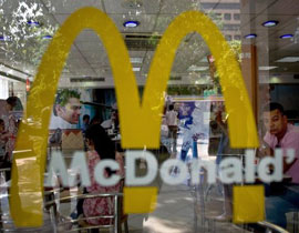 ماكدونالدز تغلق أحد فروعها خلال الليل بسبب هجوم الحشرات والذباب  صورة رقم 1