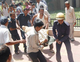 عائلة نيبالية تحرق نفسها بعد تهديد الحكومة الهندية بهدم منزلهم صورة رقم 1