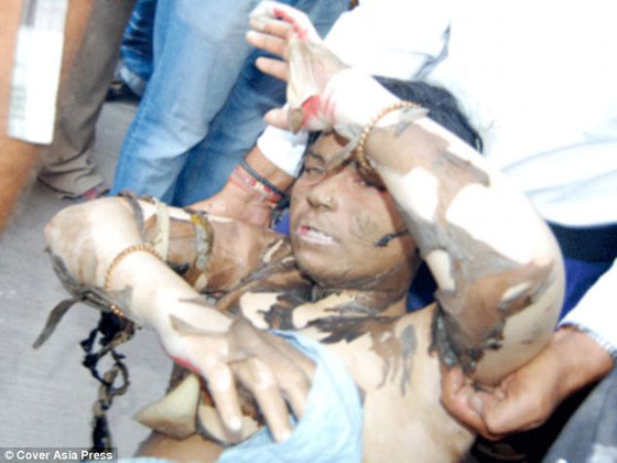 عائلة نيبالية تحرق نفسها بعد تهديد الحكومة الهندية بهدم منزلهم صورة رقم 3