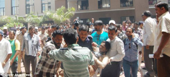 عائلة نيبالية تحرق نفسها بعد تهديد الحكومة الهندية بهدم منزلهم صورة رقم 4