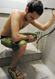 فلسطيني عالق في مطار ماليزيا منذ 50 يوما يتناول وجبة في اليوم صورة رقم 1