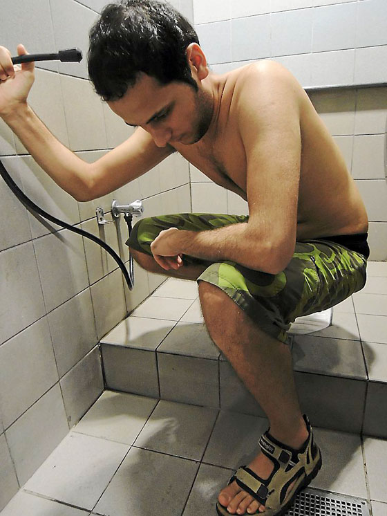 فلسطيني عالق في مطار ماليزيا منذ 50 يوما يتناول وجبة في اليوم صورة رقم 4