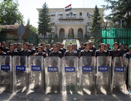 مصر: مقتل 3 اشخاص في قصف أصاب حافلة تقل عمالا صورة رقم 1