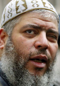 مسلمون يحتجون لتقديم لحم الخنزير في السجن ويهددون زملاءهم بالطعن   صورة رقم 1