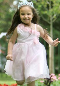 نجت من الموت وتشارك في مسابقة ديزني لاند (أجمل وجه على الأرض) صورة رقم 1