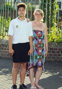 صور: طلاب يرتدون تنانير كالفتيات احتجاجا لمنعهم من ارتداء الشورت  صورة رقم 1