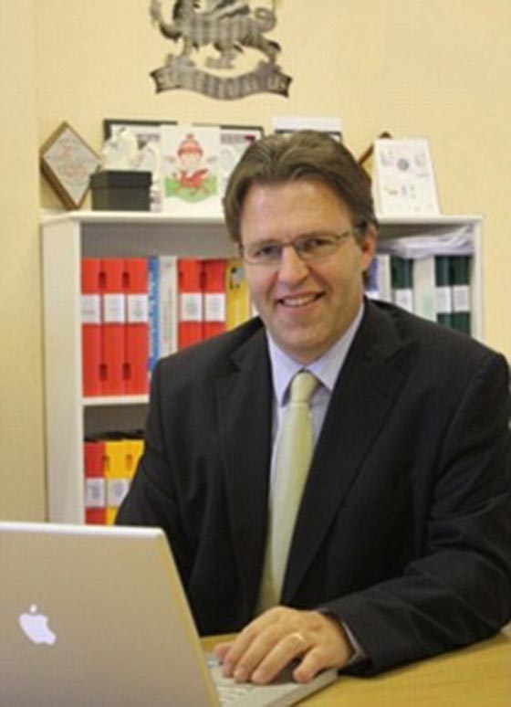 صور: طلاب يرتدون تنانير كالفتيات احتجاجا لمنعهم من ارتداء الشورت  صورة رقم 5