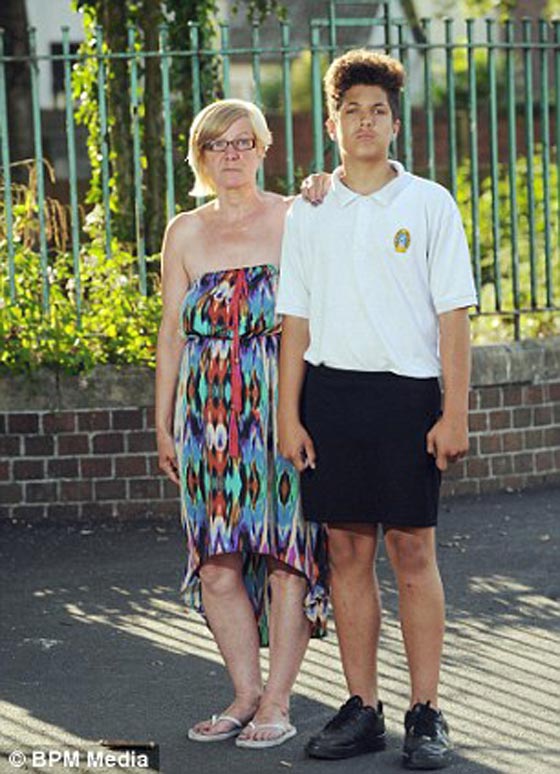 صور: طلاب يرتدون تنانير كالفتيات احتجاجا لمنعهم من ارتداء الشورت  صورة رقم 4