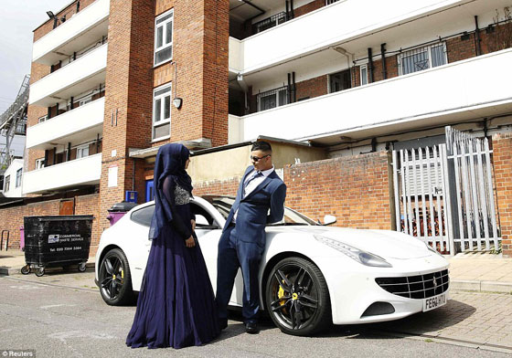 صور: سيارات فيراري فارهة يستأجرها طلبة فقراء لحفل تخرجهم صورة رقم 5