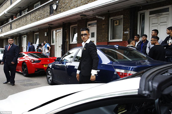 صور: سيارات فيراري فارهة يستأجرها طلبة فقراء لحفل تخرجهم صورة رقم 8